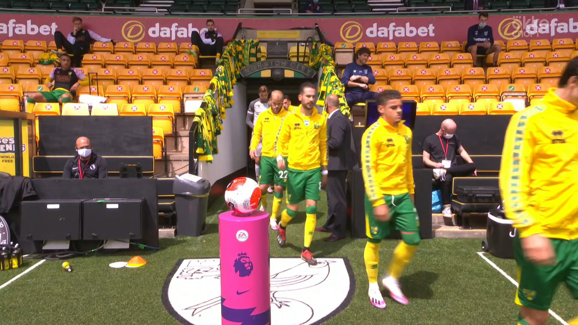 Чемпионат Англии 2019-2020 35-й тур Норвич Сити - Вест Хэм Okko Спорт.mkv_20200712_135522.306.jpg