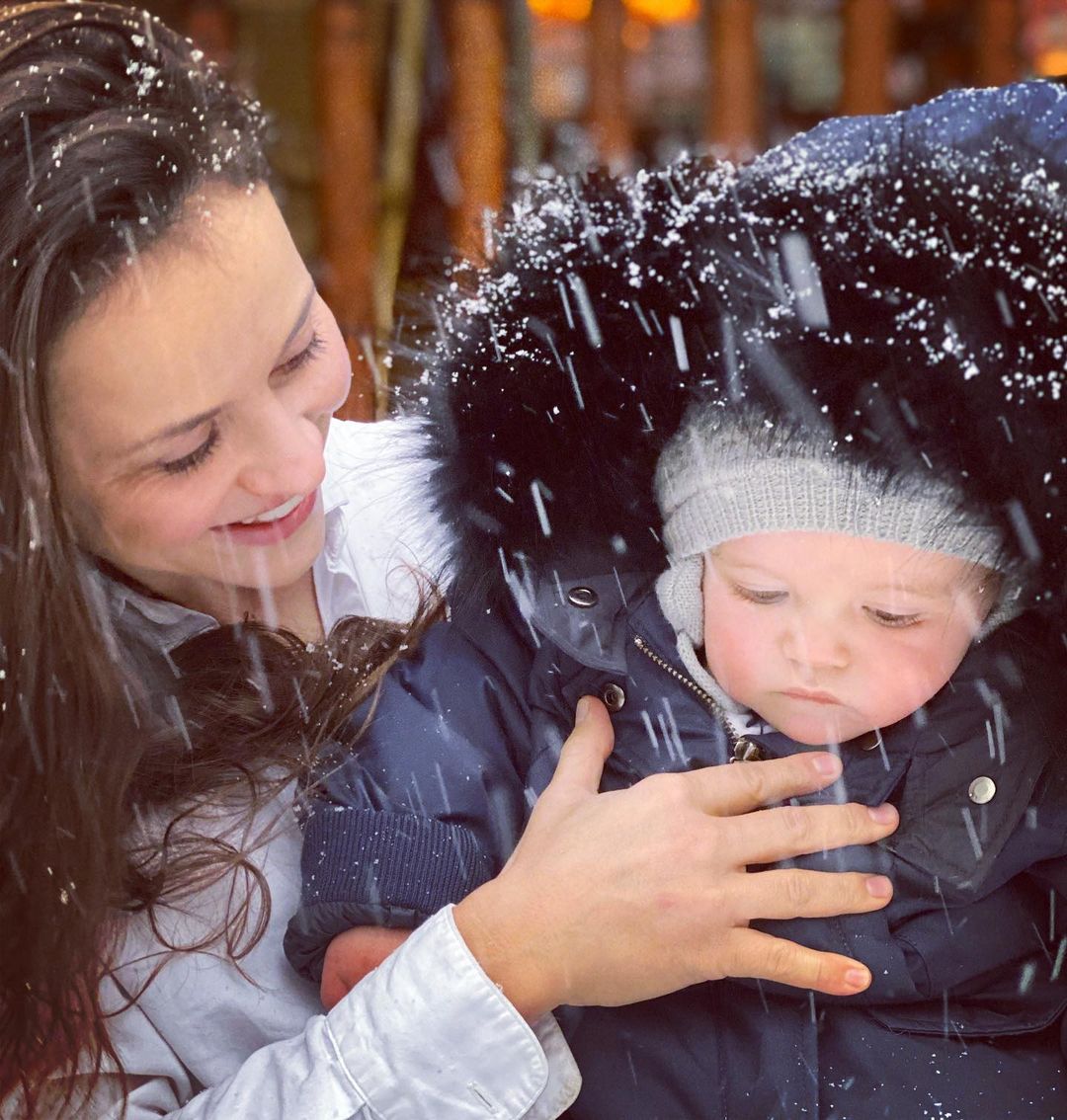 Саша Коэн с сыном, это его первый снег. 