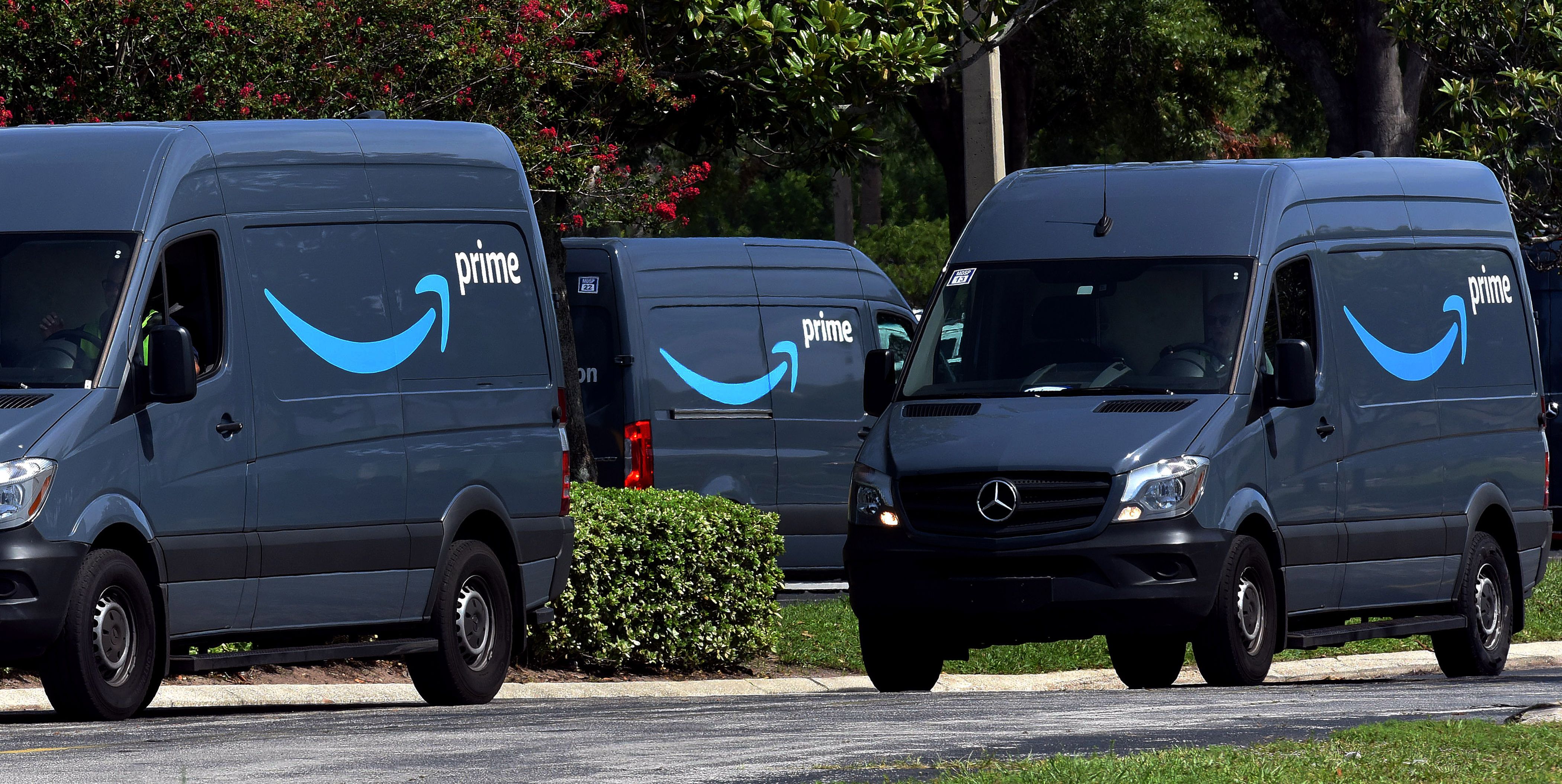 Автомобили курьерской службы Amazon Автомобили курьерской службы Amazon