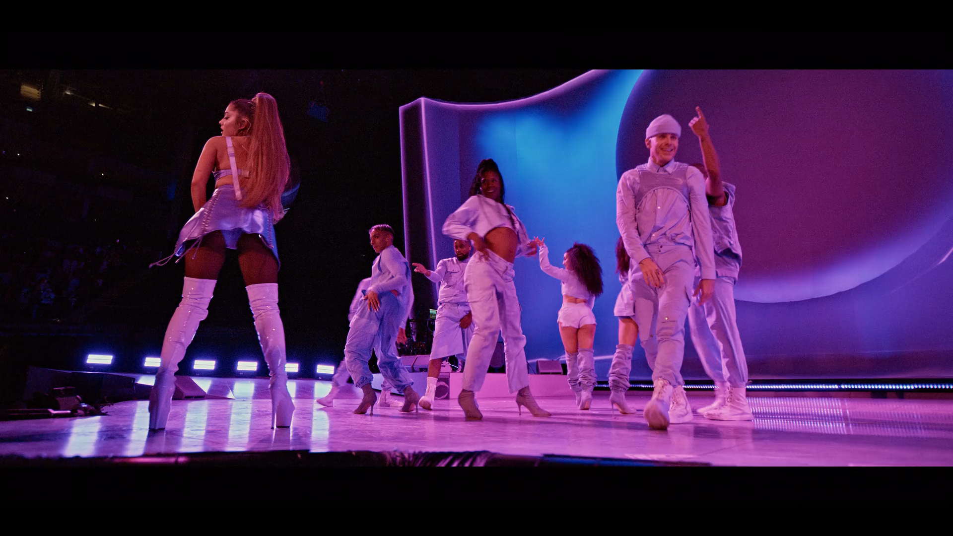 ariana.grande.excuse.me.i.love.you.1080p.web.h264-naisu.mkv_snapshot_00.48.16.894.png