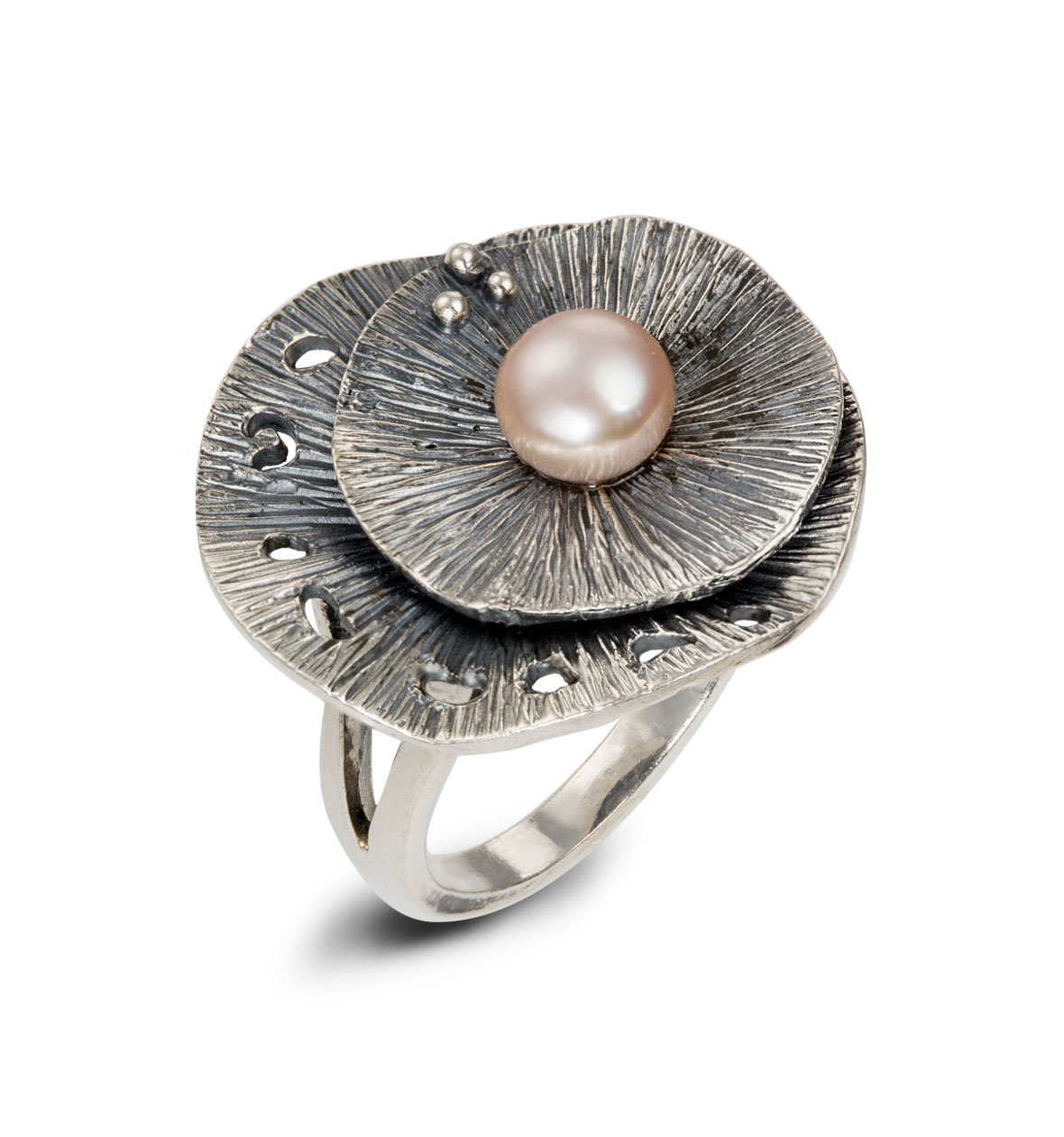 Стильные и необычные серебряные кольца с жемчугом