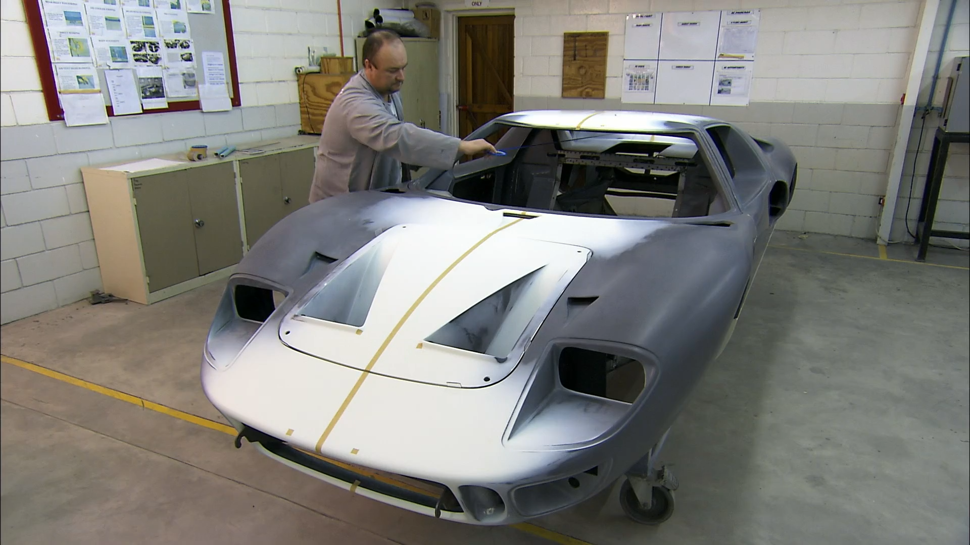 How.Its.Made.Dream.Cars.S03E01.1080p.WEBRip.OmskBird.mkv_snapshot_04.38.528.png