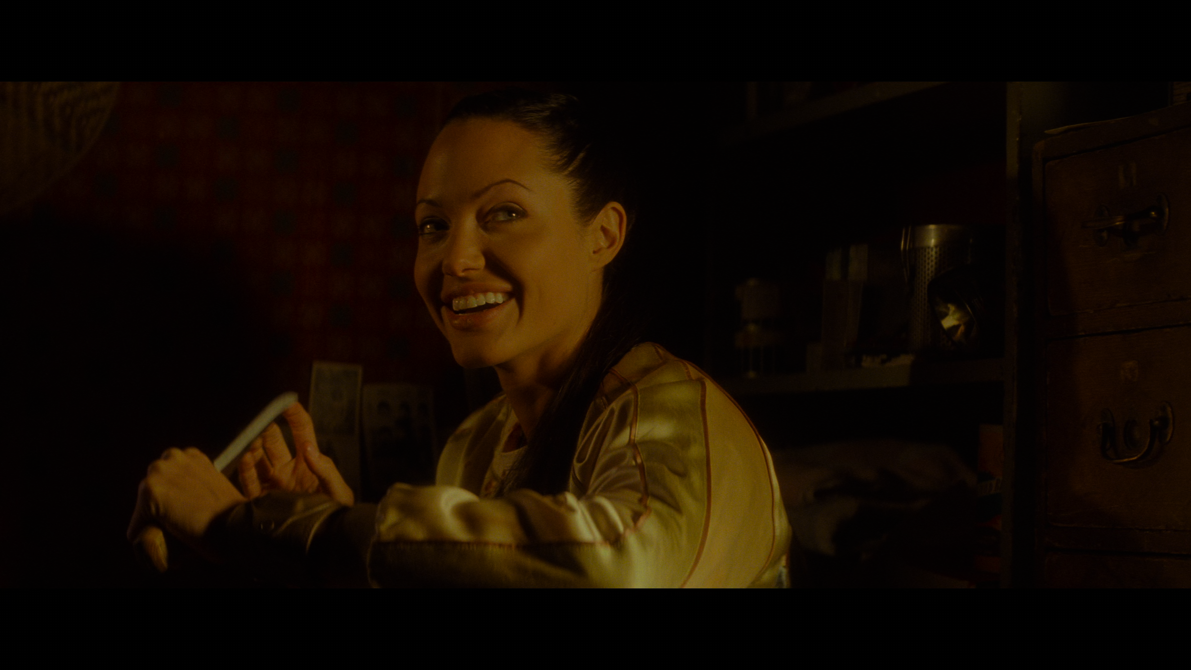 Lara.Croft.Tomb.Raider.The.Cradle.Of.Life.2003.UHD.BDRemux.2160p.HDR.DoVi.P8.by.DVT.mkv_snapshot_00.50.01_[2022.02.02_17.52.53].png
