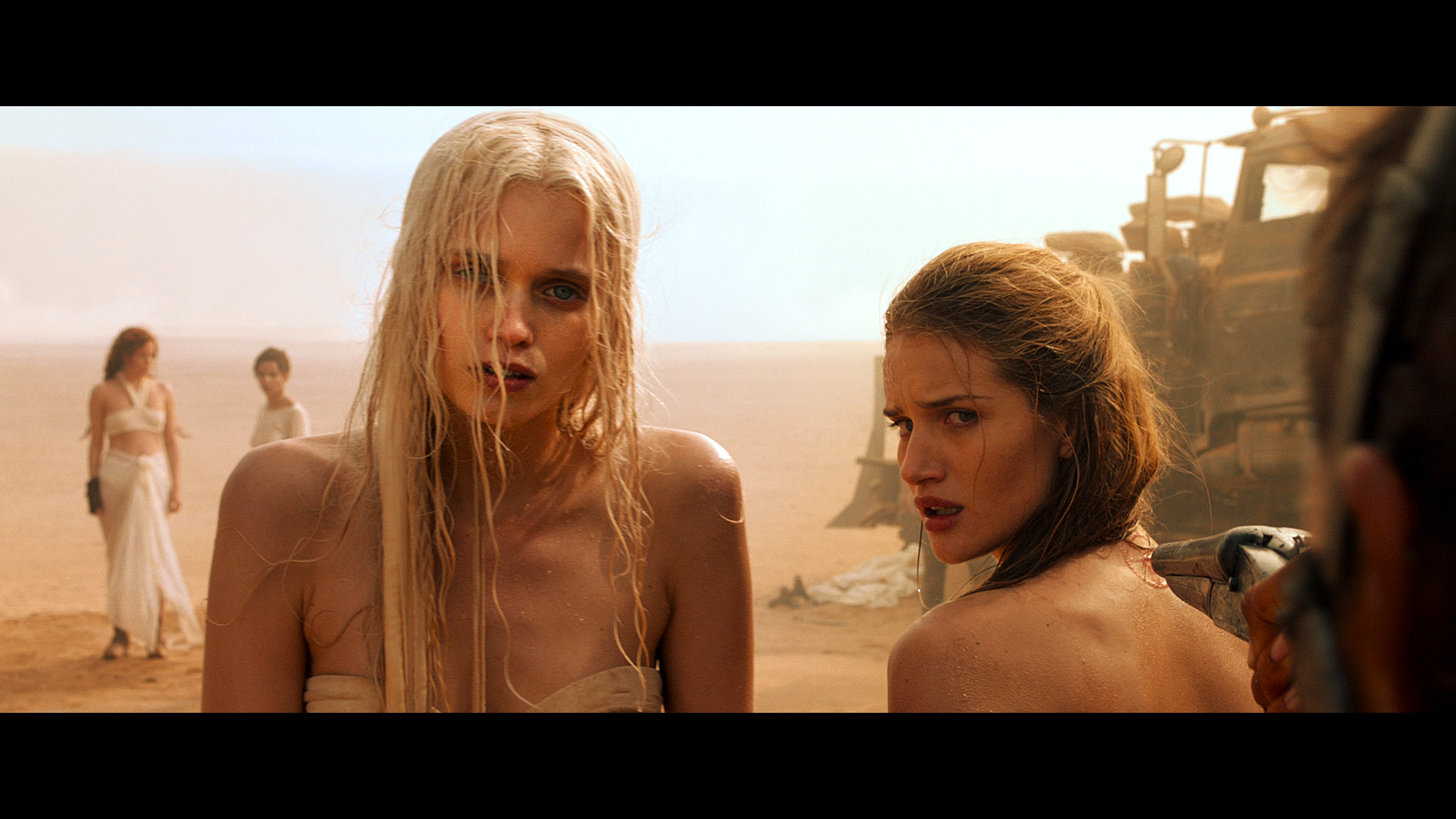 Mad.Max.Fury.Road.2015.2160p.UHD.BDRemux.HDR.DoVi.P8.Hybrid.by.DVT.mkv_snapshot_00.35.25_[2022.03.09_18.08.58].png
