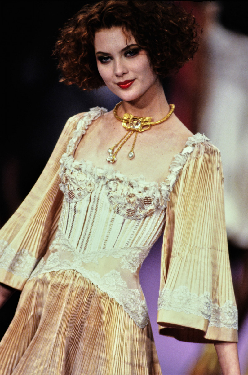032-christian-lacroix-spring-1994-couture-CN10056722-shalom-harlow.jpg