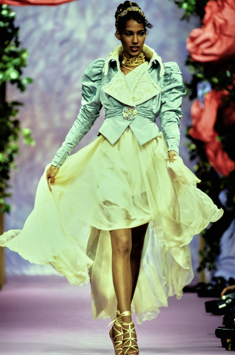 038-christian-lacroix-spring-1994-couture-CN10056660.jpg
