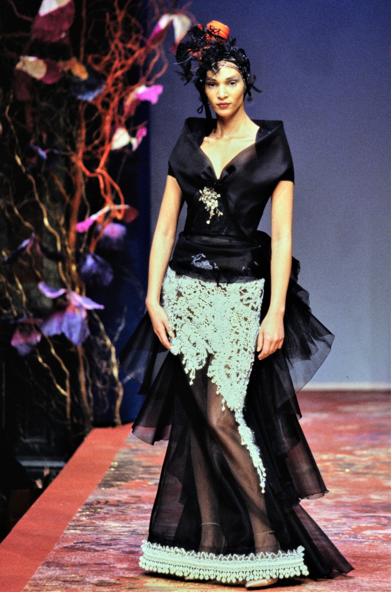 028-christian-lacroix-spring-1999-couture-detail-CN10056959-julia-schonberg.jpg
