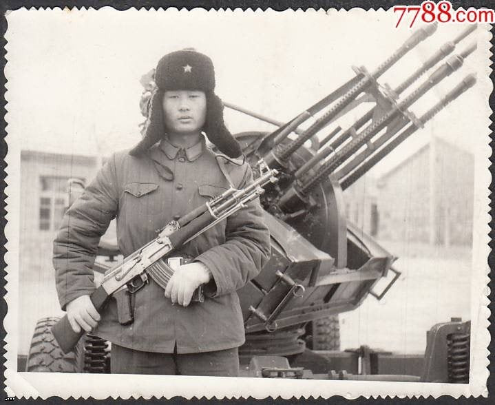 Боец Народно-освободительной армии Китая у зенитной пулеметной установки Тип 56(ЗПУ-4).jpg