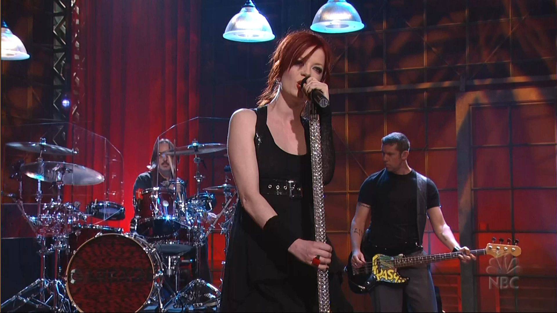 Garbage_Bleed_Like_Me_Tonight_Show_with_Jay_Leno_ 28.05.2005.TS_20220726_181641.907.png