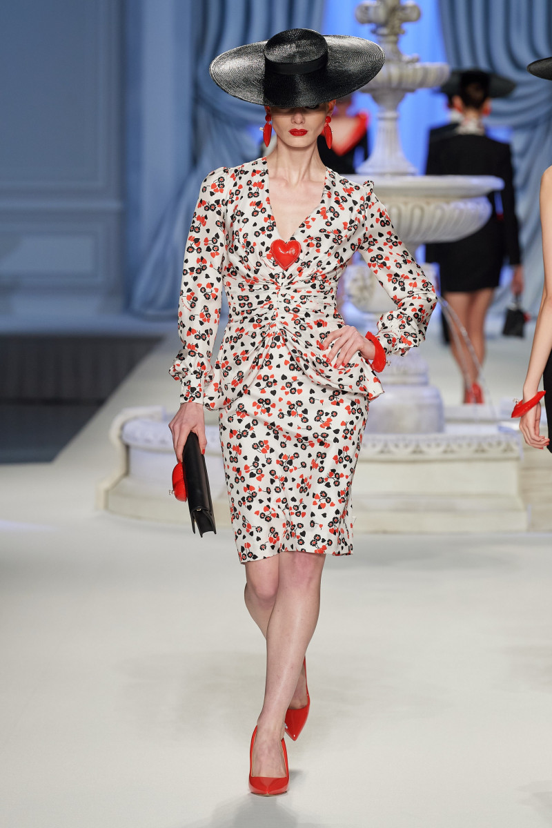 00005-moschino-spring-2023-ready-to-wear-credit-gorunway.jpg