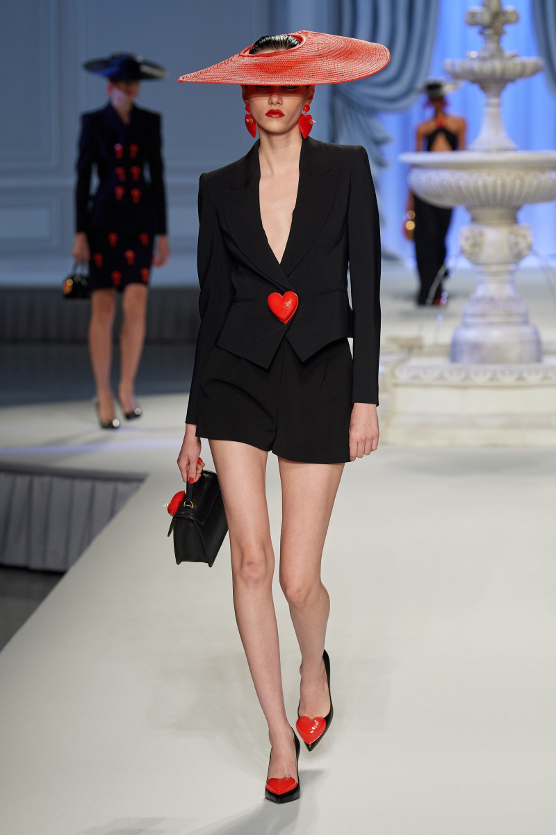 00017-moschino-spring-2023-ready-to-wear-credit-gorunway.jpg