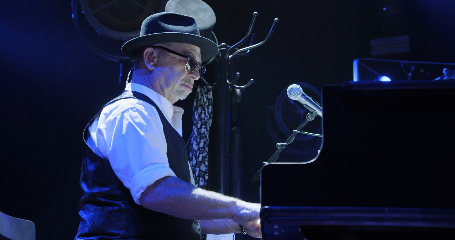 Toto - 40 Tours Around the Sun.BDRip1080p.mkv_20220928_214258.481.png