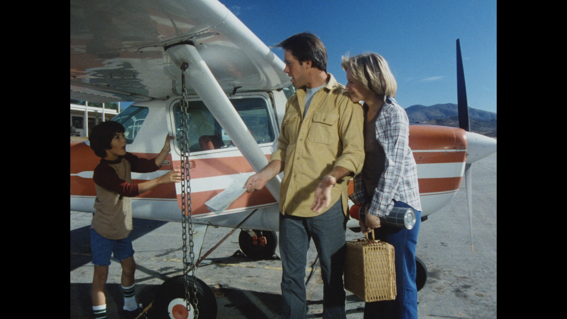 Tarantulas.The.Deadly.Cargo.1977.BDRemux.1080p.mkv_snapshot_00.16.07.png