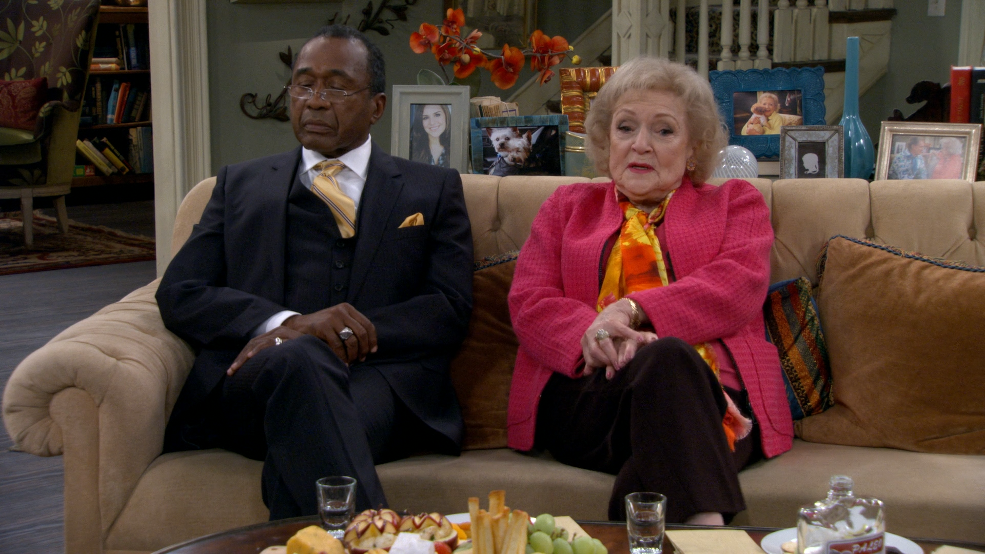Hot.in.Cleveland.S06E12.One.Wedding.and.One.Funeral.1080p.WEB-DL.H.264.Rus.Eng-@EniaHD_0001.png