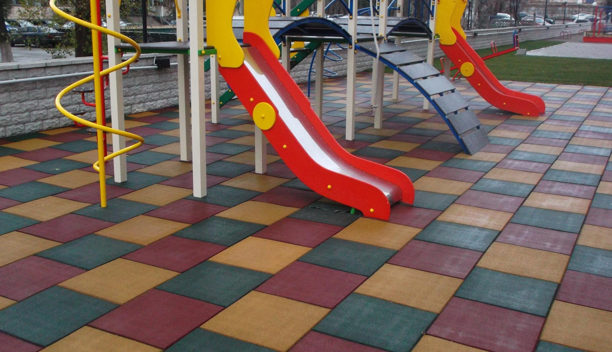 Резиновая плитка для детских площадок - лучшее решение