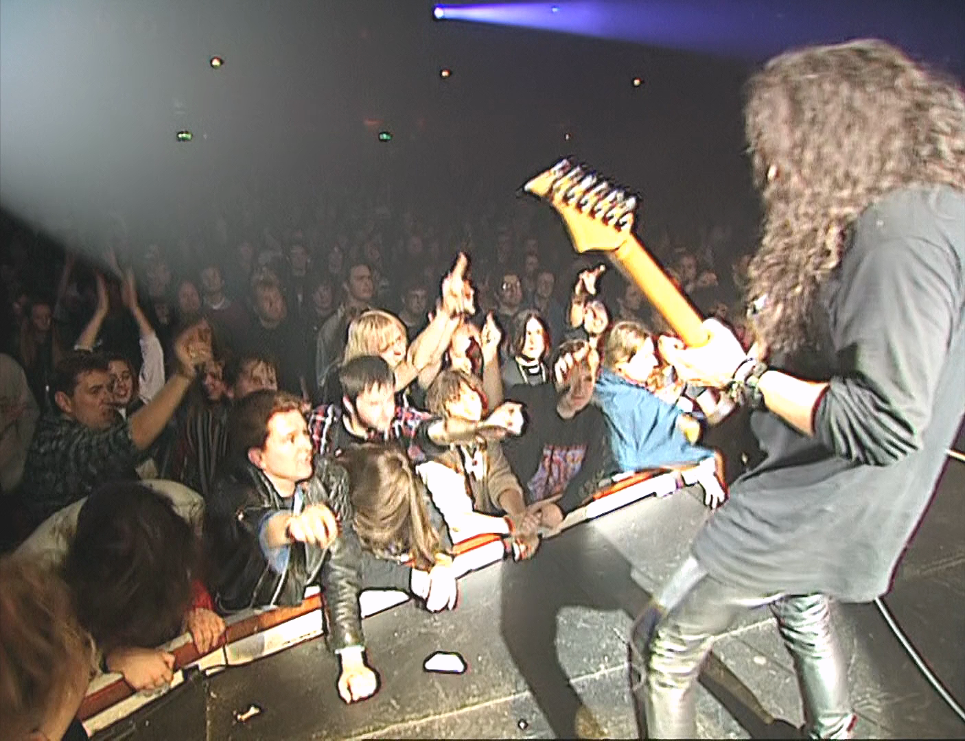 Dio.Live.In.London.Hammersmith.Apollo.1993.1080p.BluRay.DTS.FLAC.x264.HDCLUB-SbR.mkv_20230405_215007.202.png