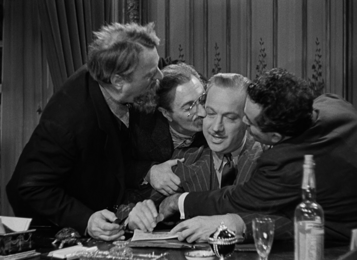 Ниночка (Ninotchka) 1939.mkv_snapshot_00.16.41.000.png