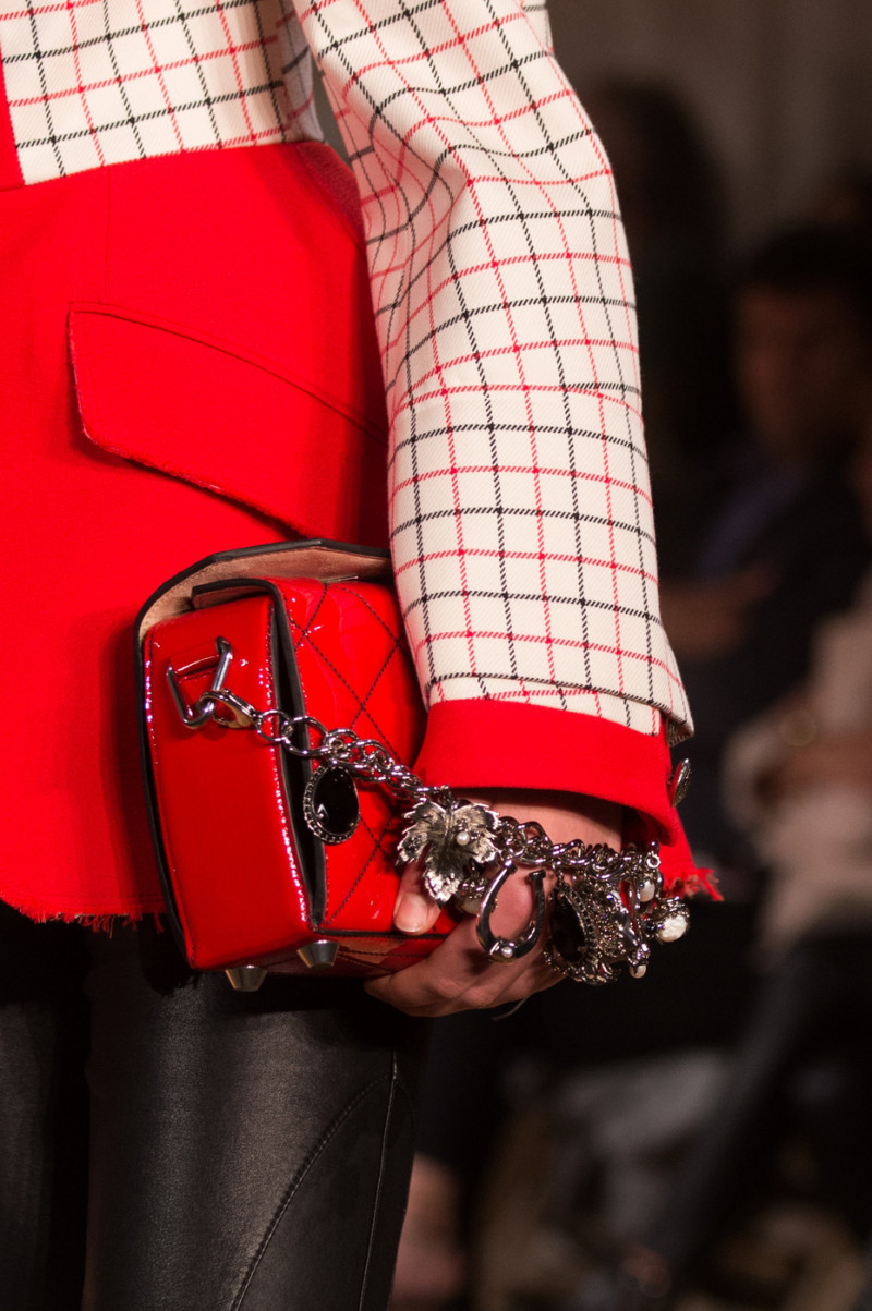 Alexander+McQueen+Spring+2018+Details+exIWXLnxcBYx.jpg
