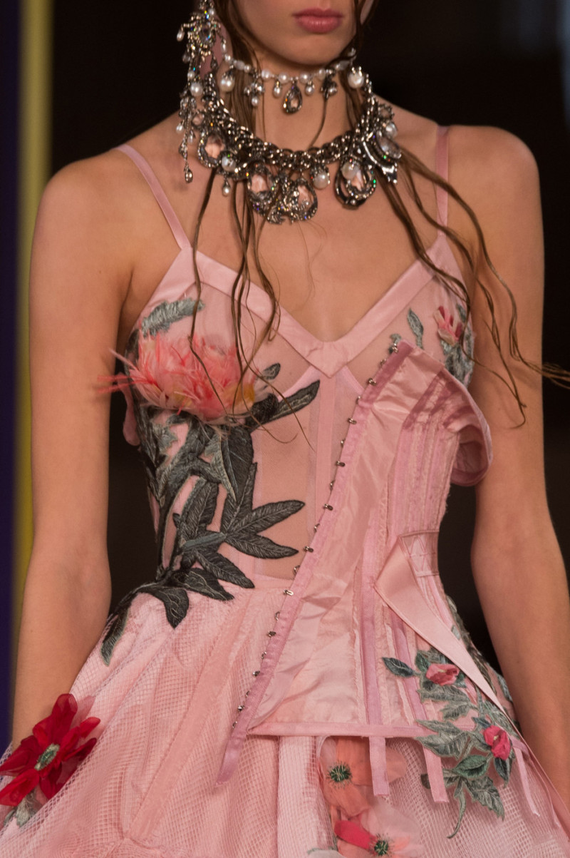 Alexander+McQueen+Spring+2018+Details+gk6hUOLF8uJx.jpg