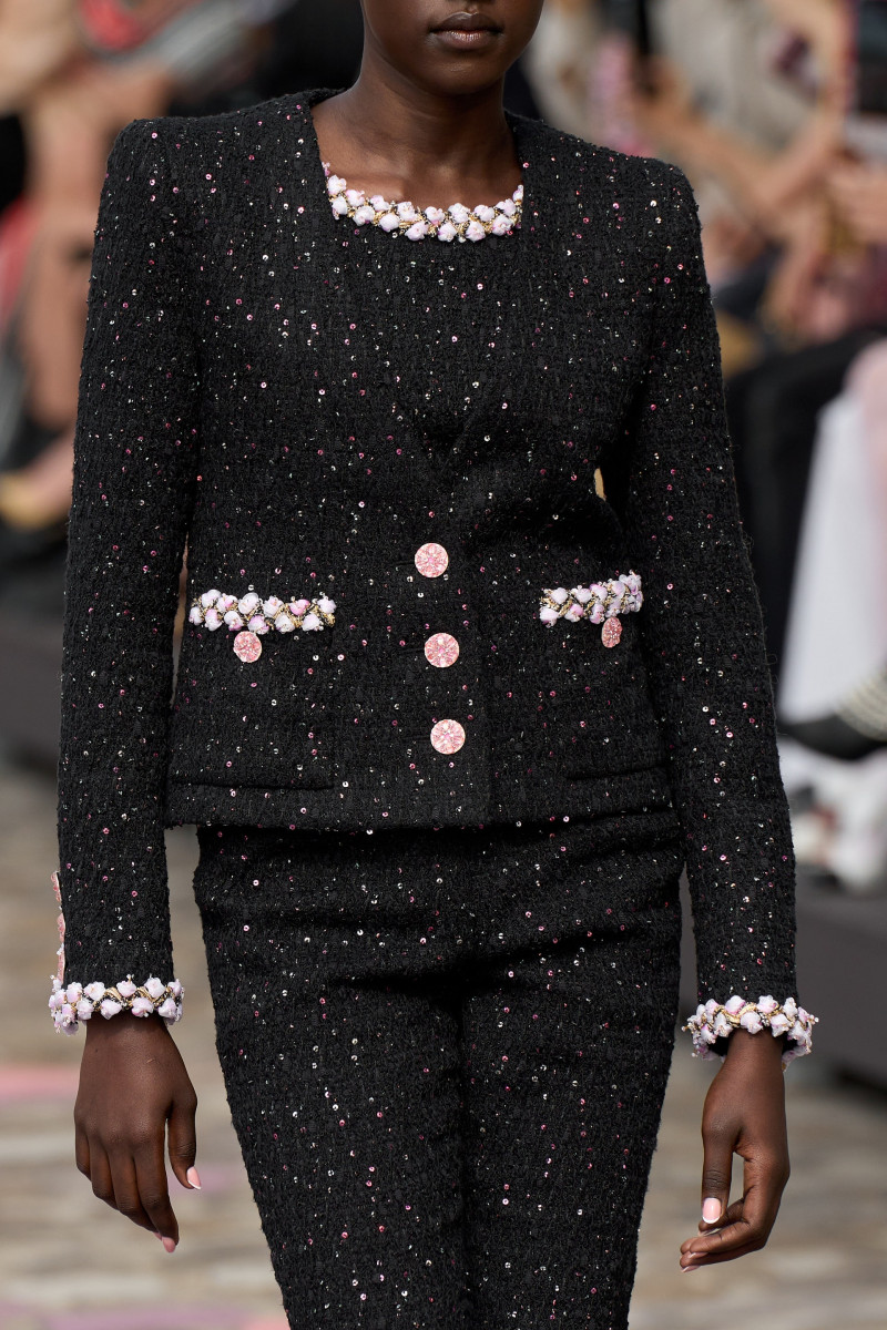 00013-chanel-fall-2023-couture-detail-credit-gorunway.jpg