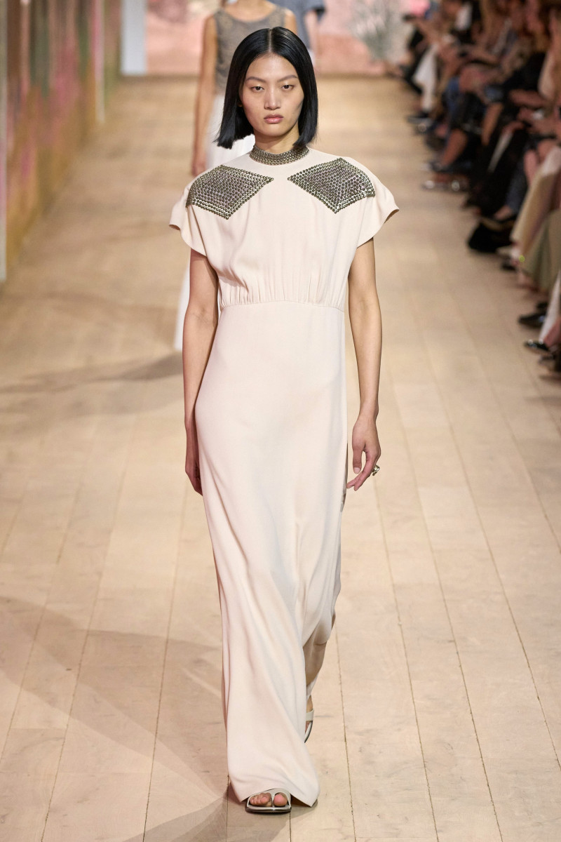 00026-dior-fall-2023-couture-credit-gorunway.jpg