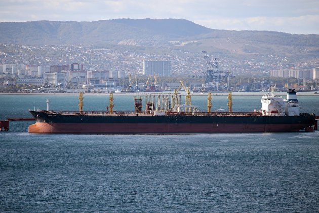 Россия продолжит добровольное сокращение экспорта нефти, заявил Новак