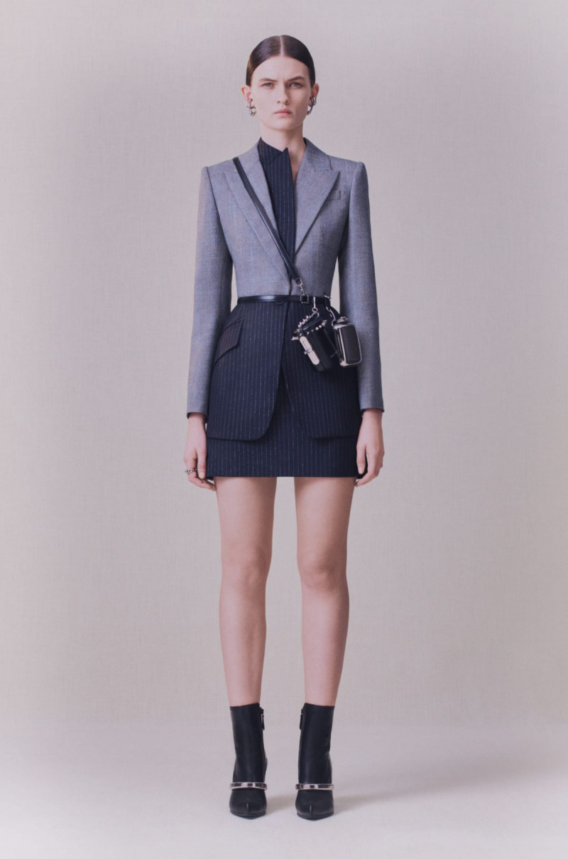 Alexander-McQueen-pre-fall-20-5438-1578994141.jpg