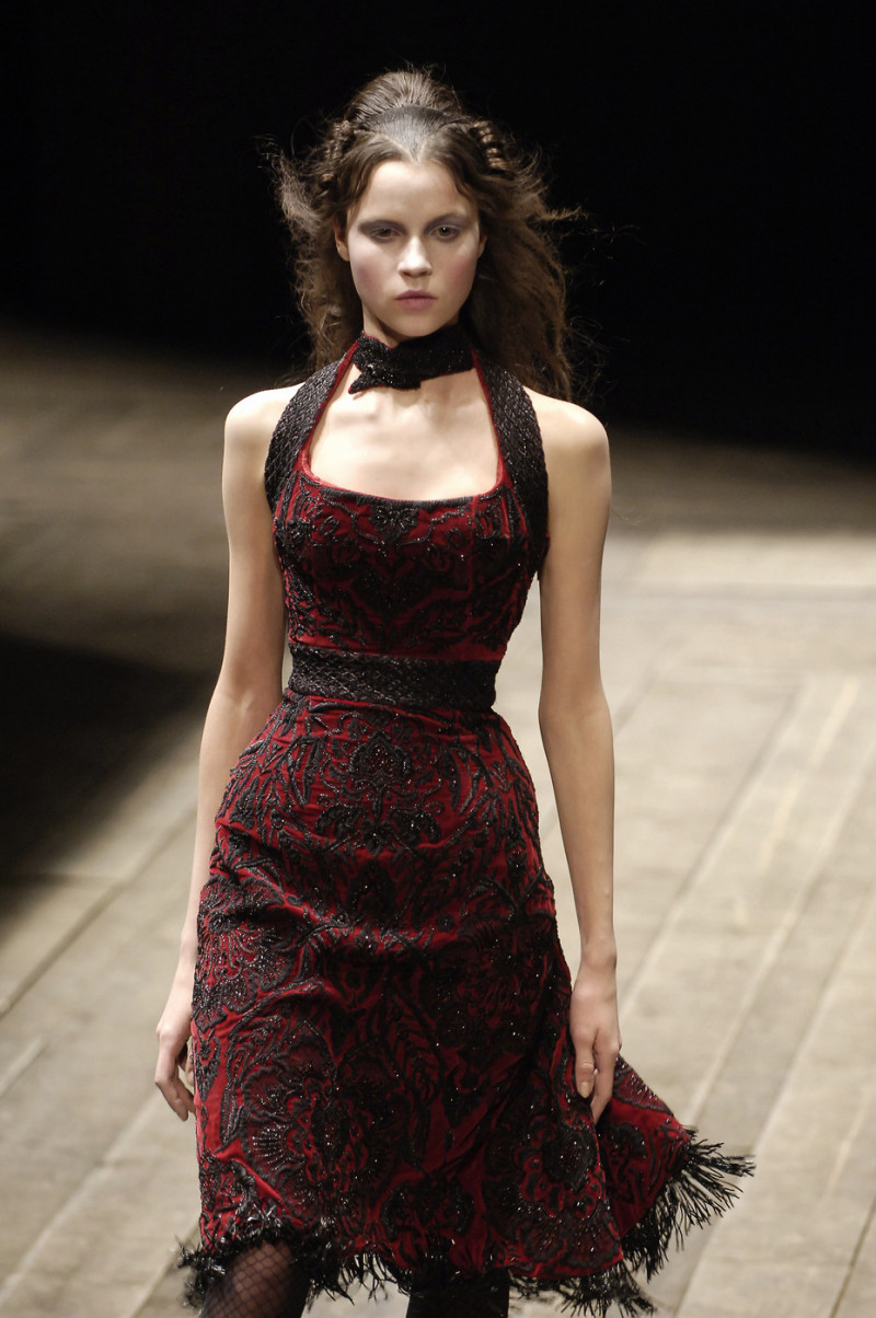Alexander+McQueen+Fall+2006+dInnYnrEiz3x.jpg