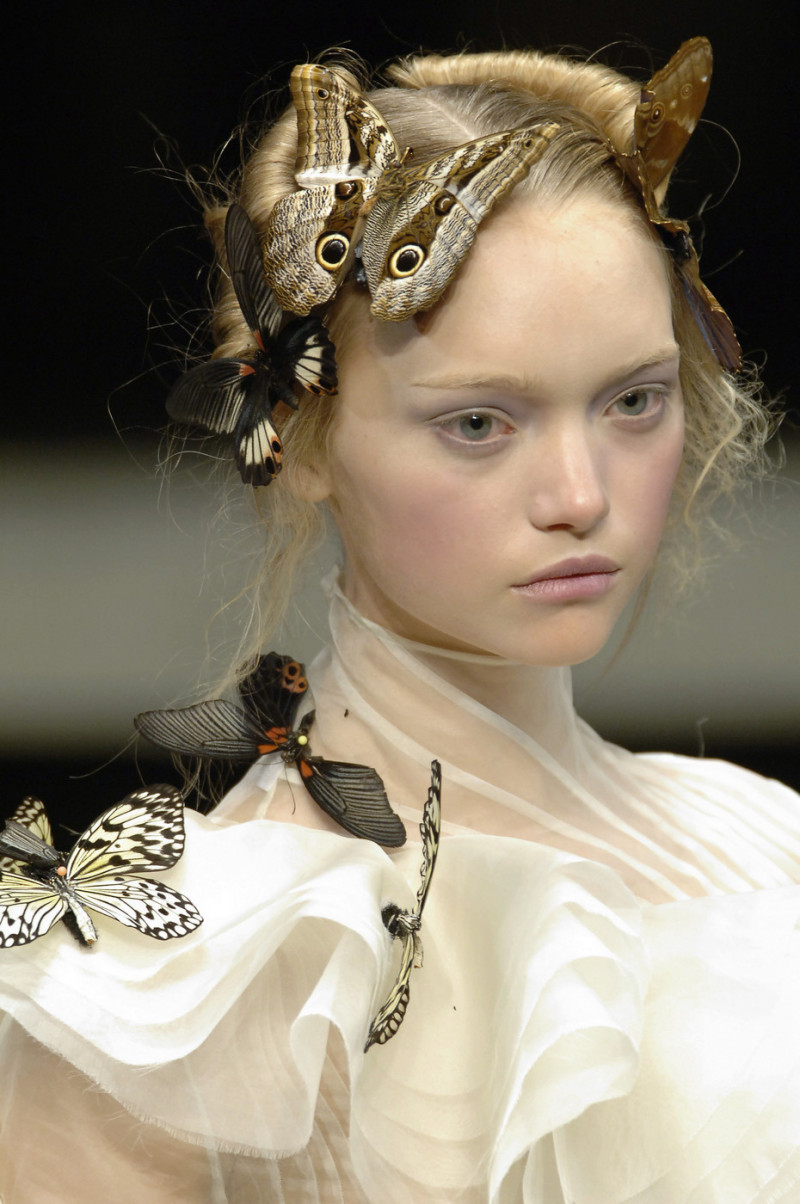 Alexander+McQueen+Fall+2006+Details+BmLnqL99cAUx.jpg
