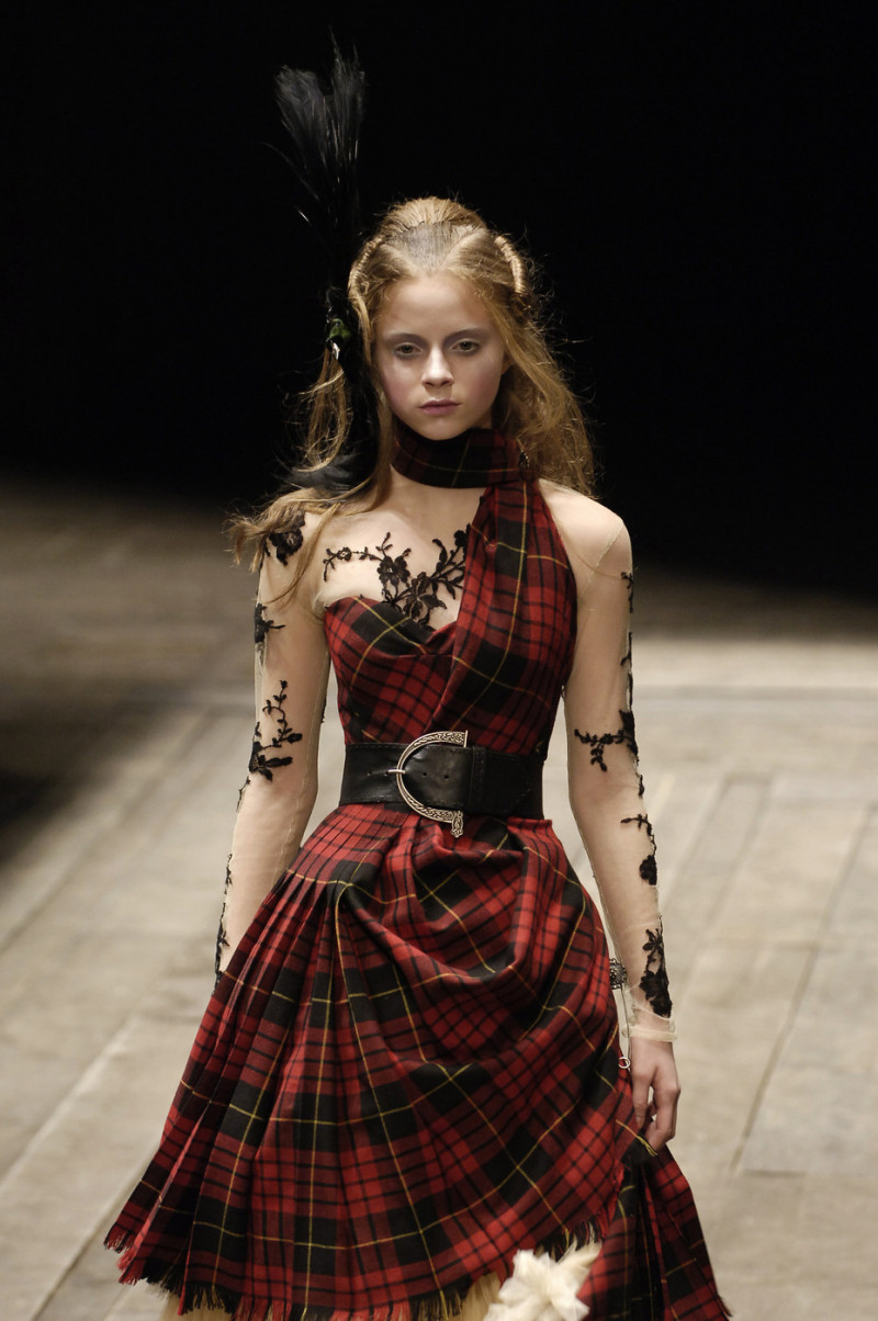 Alexander+McQueen+Fall+2006+0q3nKwKzmXAx.jpg
