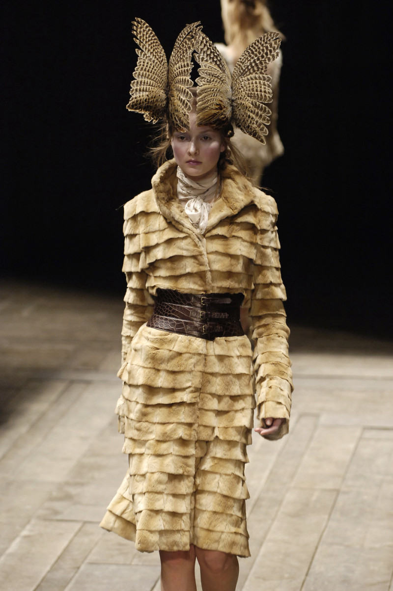 Alexander+McQueen+Fall+2006+EL1LIMmrW3Tx.jpg