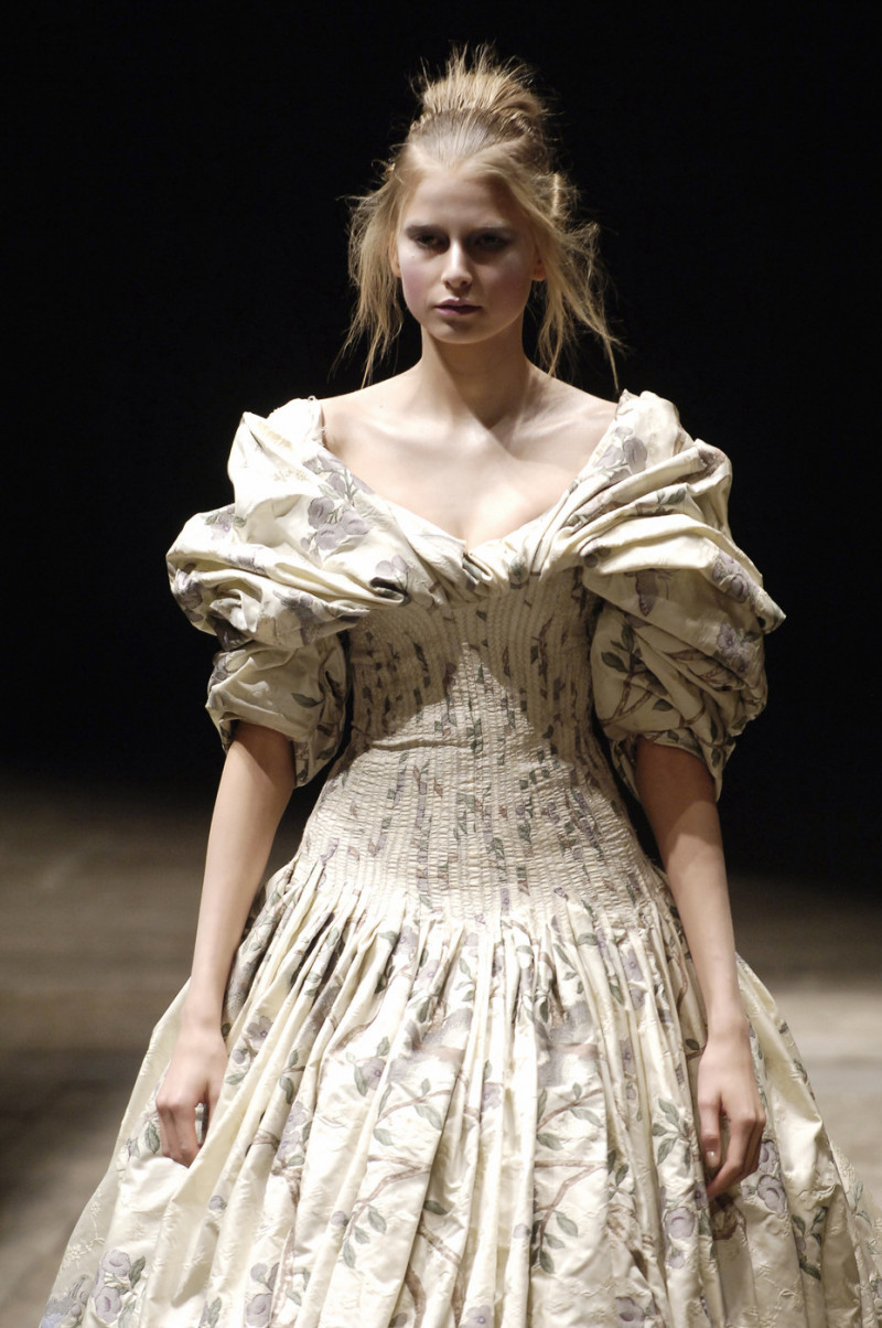 Alexander+McQueen+Fall+2006+a75T8hd5wcPx.jpg