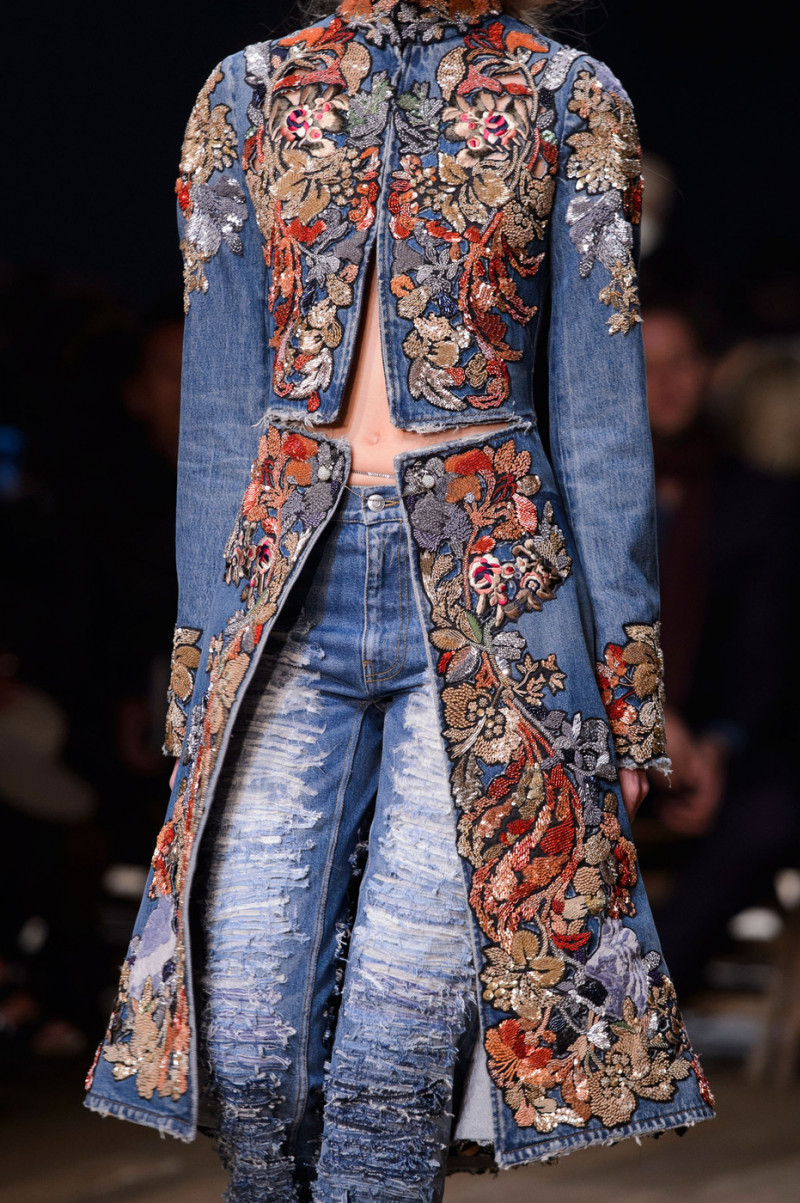 Alexander+McQueen+Spring+2016+Details+uPAYSenEoiLx.jpg