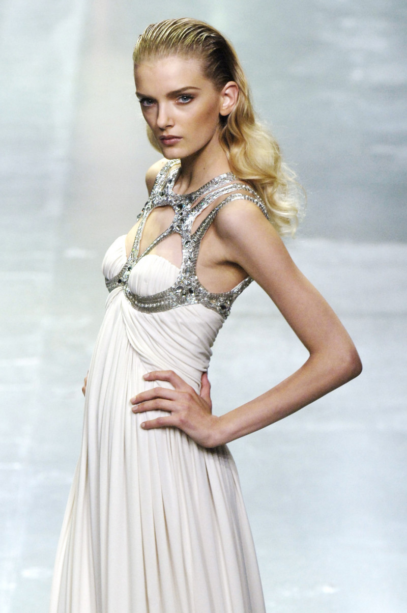 Alexander+McQueen+Spring+2006+O1_5SdTTZPux.jpg