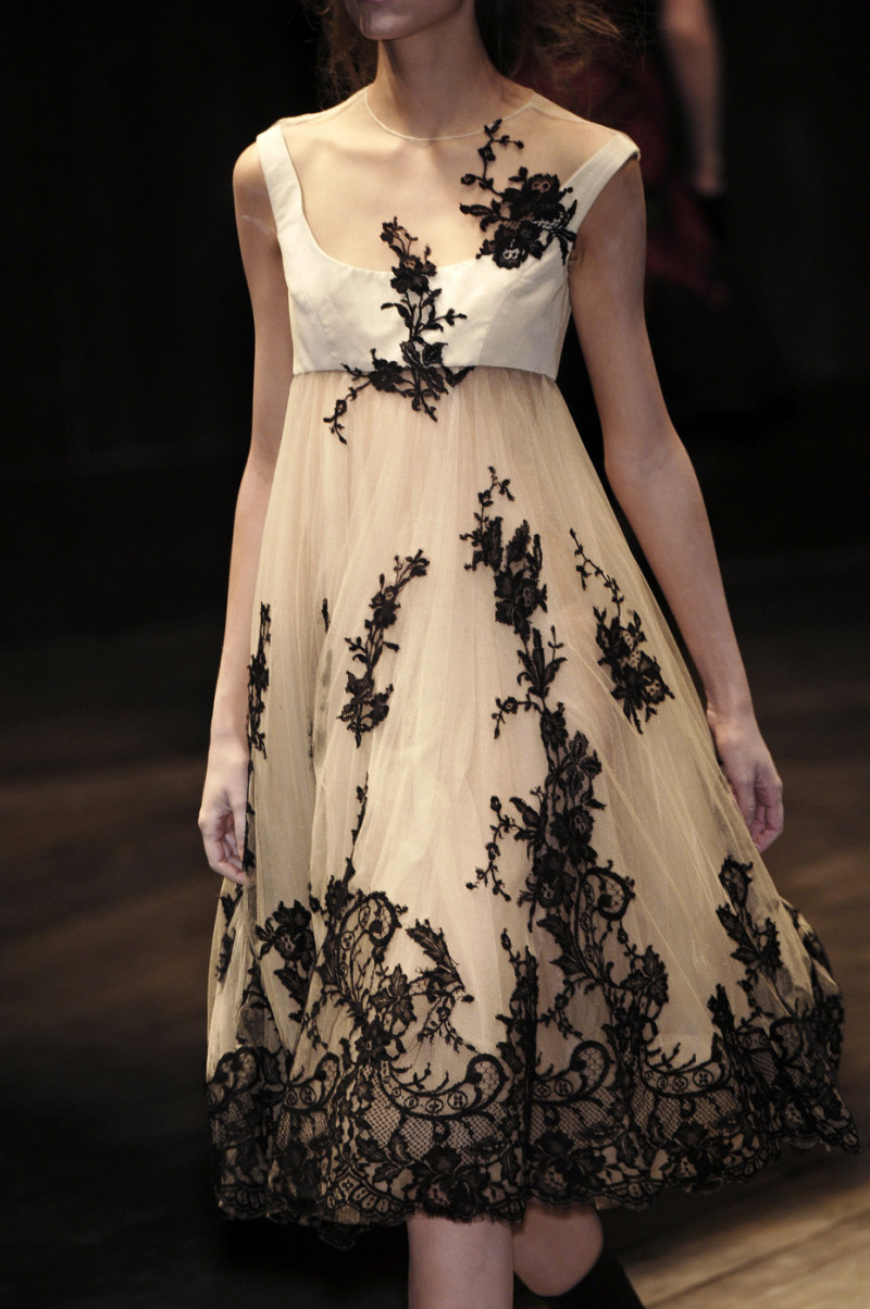 Alexander+McQueen+Fall+2006+Details+K7Qs8hHlWzSx.jpg