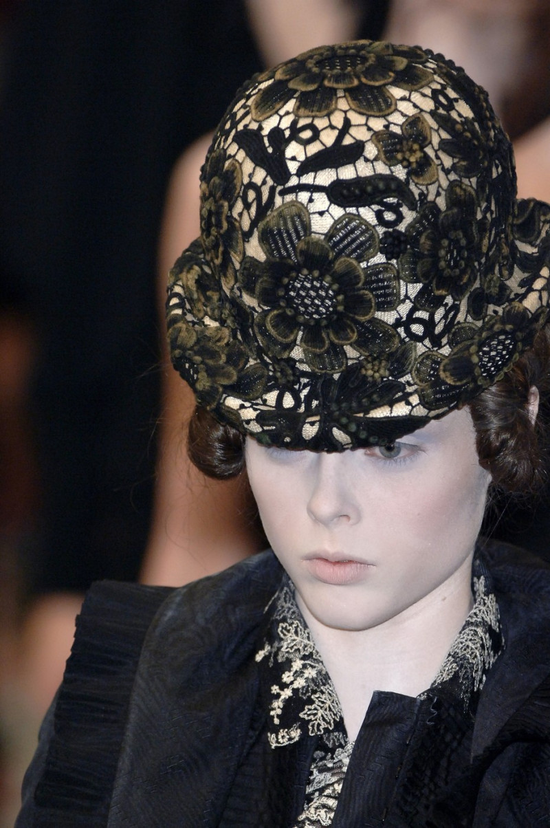 Alexander+McQueen+Spring+2007+Details+z-0As9iSlgQx.jpg