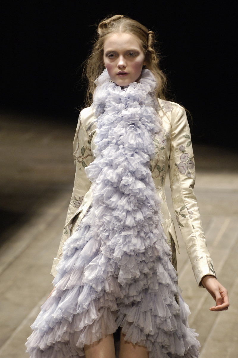Alexander+McQueen+Fall+2006+gAY5pEz2Wr6x.jpg