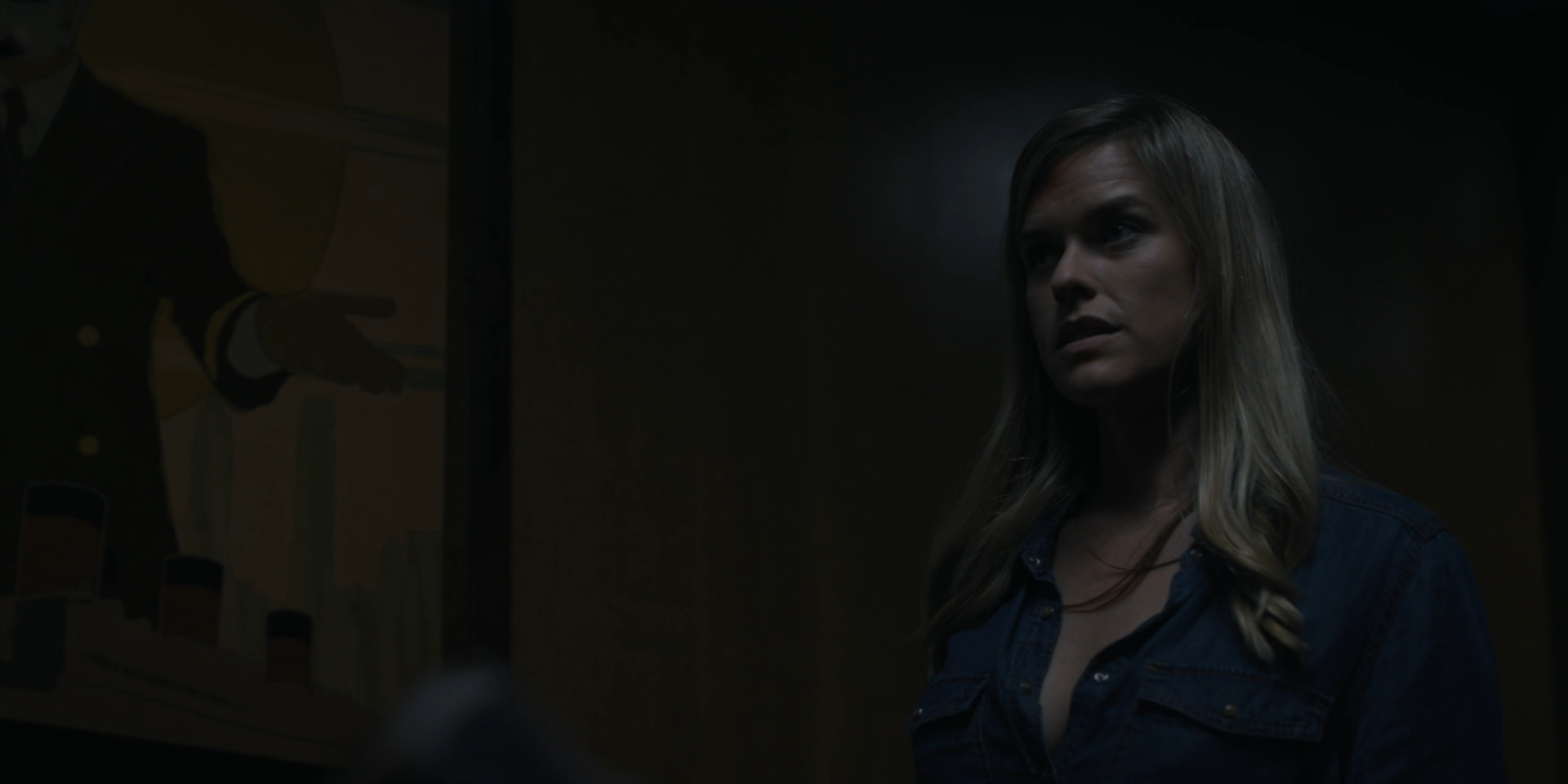 Haunting of the Queen Mary 2023 WEB-DL 1080p.mkv_snapshot_01.17.00.png
