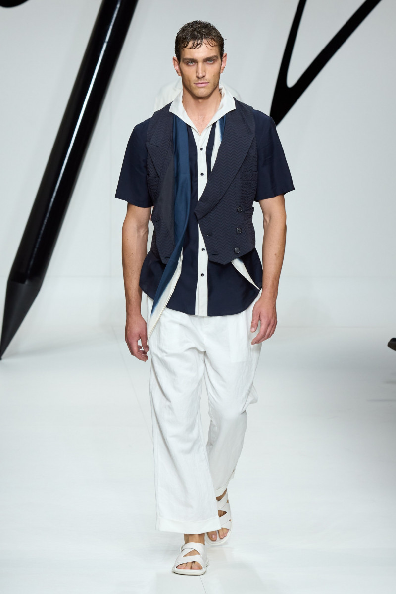 00072-giorgio-armani-spring-2024-menswear-credit-gorunway.jpg