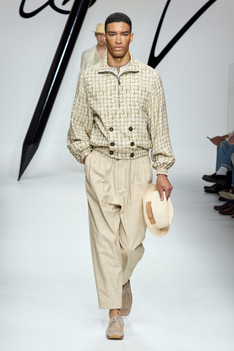 00018-giorgio-armani-spring-2024-menswear-credit-gorunway.jpg