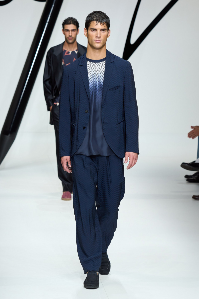 00054-giorgio-armani-spring-2024-menswear-credit-gorunway.jpg