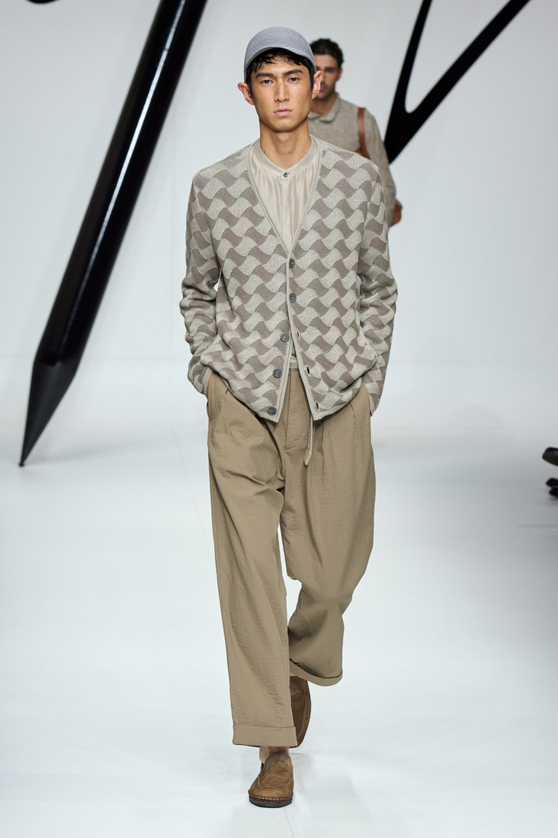 00015-giorgio-armani-spring-2024-menswear-credit-gorunway.jpg