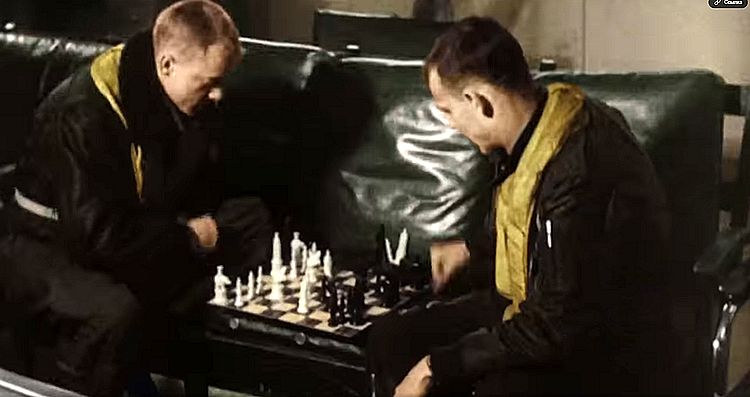 Земля против летающих тарелок /Earth vs. The Flying Saurcers/ 1956 (1:10:53 / 1:23:42)