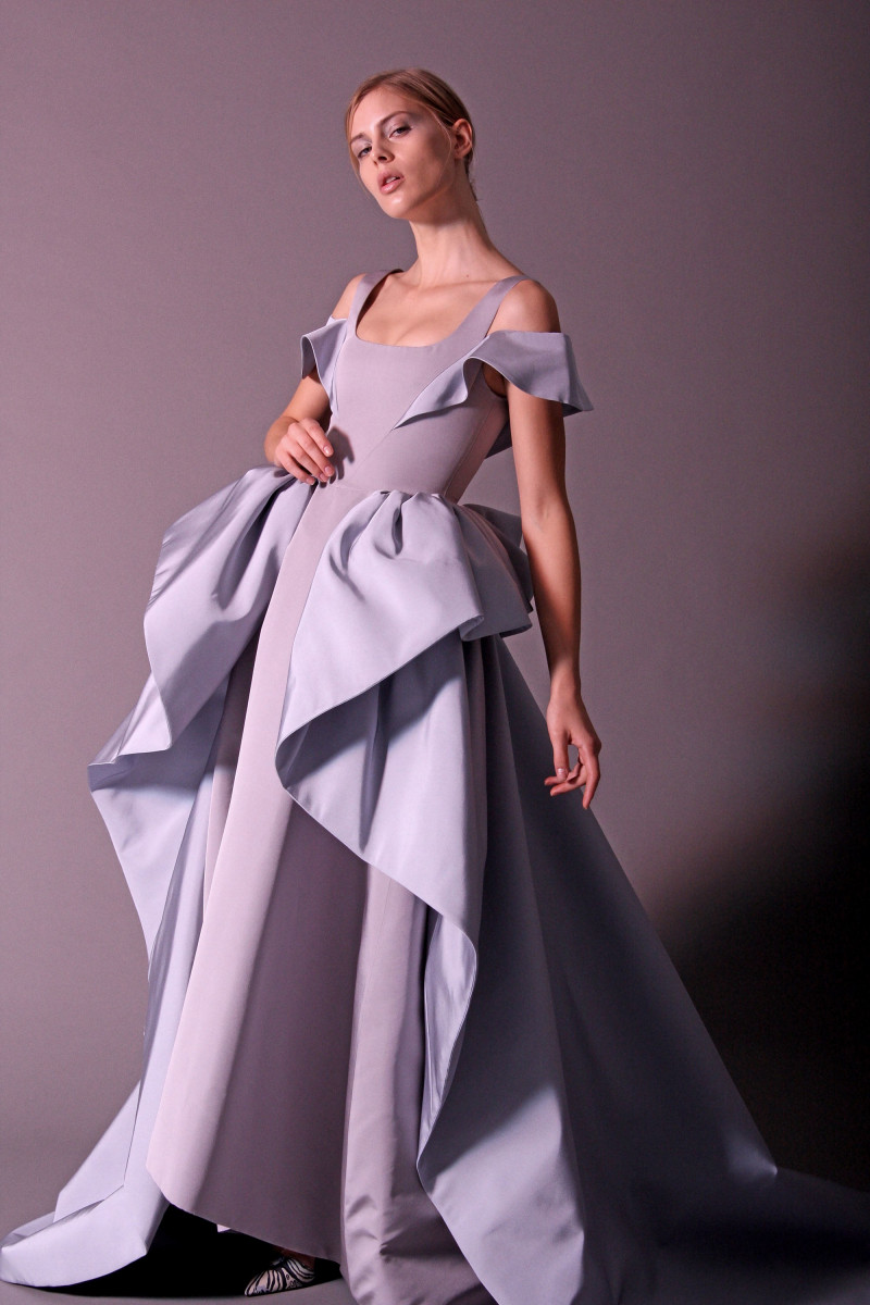27-christian-siriano-pre-fall-2018.jpg