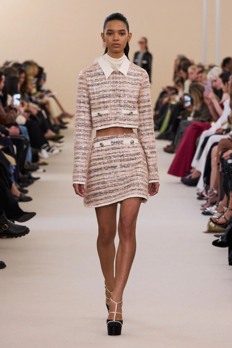 00030-giambattista-valli-fall-2024-ready-to-wear-credit-gorunway.webp