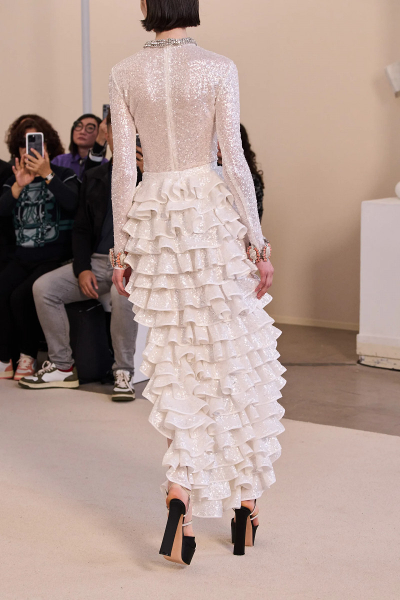 00144-giambattista-valli-fall-2024-ready-to-wear-details-credit-gorunway.webp