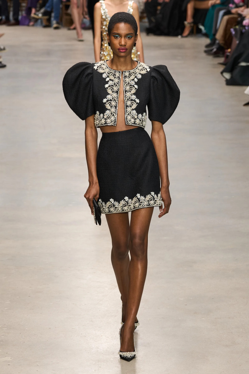 00050-carolina-herrera-fall-2024-ready-to-wear-credit-gorunway.webp