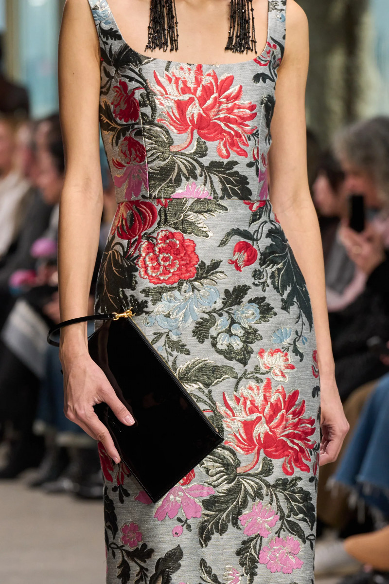 00126-carolina-herrera-detail-fall-2024-ready-to-wear-credit-gorunway.webp