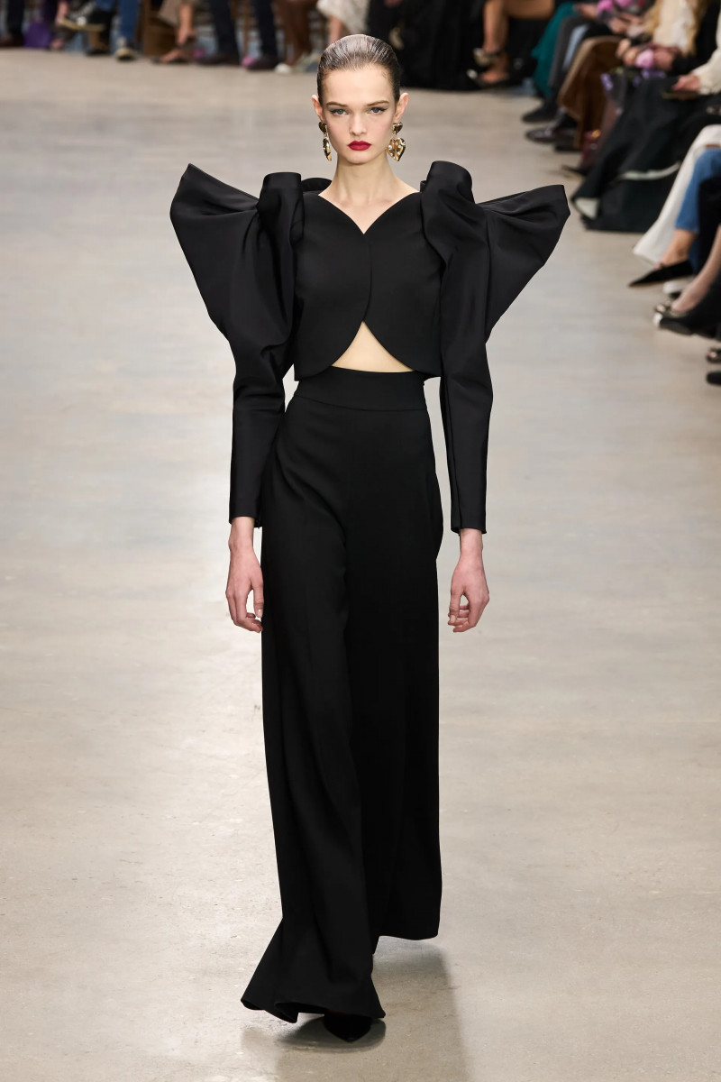 00058-carolina-herrera-fall-2024-ready-to-wear-credit-gorunway.webp