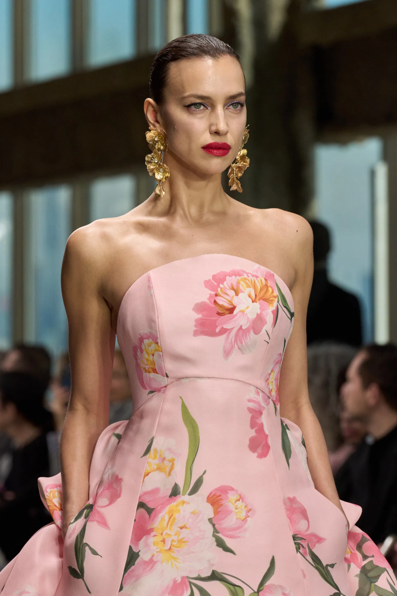 00084-carolina-herrera-detail-fall-2024-ready-to-wear-credit-gorunway.webp
